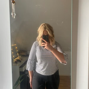 Randig tröja (blå och vit)  - Randig tröja, storlek S, har blivit för liten för mig tyvärr, använd max 3 gånger