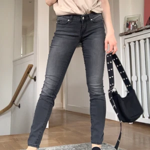 Hunkydory jeans - Snygga gråa jeans från Hunkydory som tyvärr är för stora för mig. Längst ner i byxbenen har de en dragkedja. De är i storlek 36 (jag är 168) och har väldigt strechigt/töjbart material. Säljer för 200kr💫
