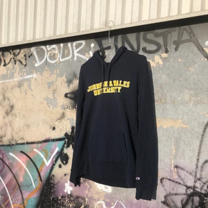 CHAMPION HOODIE!! 🌱🌱 - Riktigt klassisk college champion hoodie från Johnson & Wales university från deras main campus i Providence i Rhode Island. Tröjan har några år på nacken och är i bra skick, lite crackings i trycket men inget som stör. Hoodien är lite tunnare än en vanlig hoodie, najs nu till sommaren. Tröjan är M men skulle säga att tröjan är XS/S. Tveka inte att höra av dig om du undrar något! 🌱✌🏻