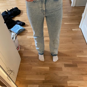 Rowejeans - Säljer dessa snygga rowejeans från weekday då de ej passar på mig längre. De är storlek w28 L30 men de är långa då jag sprättat upp de längst ner. De är perfekta i längden på mig som är 172cm💕