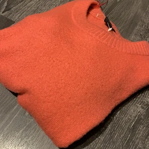 Finaste rosa stickade tröjan  - Världens skönaste och finaste tröja från Lindex, passar så fint på och är jättemjuk, pris kan alltid diskuteras 💛