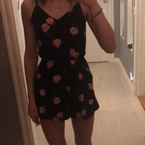 Sommrig jumpsuit - En sommar fin jumpsuit från hm som jag köpte för 129 kr som jag sällan använt. Säljer den för att jag aldrig använder den. Men är i bra skick är fin på sommaren.