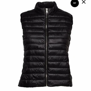 Svart väst  - En väldigt söt väst från Mango. Denna är i storlek S och sitter bra. 