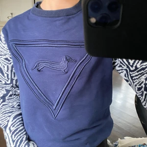 Blå collegetröja i cool design - Blå collegetröja i cool design köpt i Frankrike, storleken passar XS/S beroende på hur tajt man vill ha den