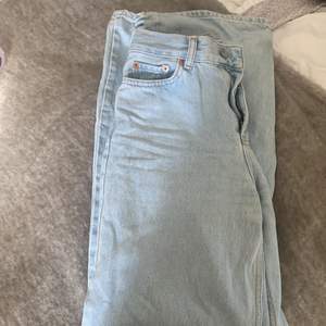 Säljer mina jeans från junkyard som är medelhöga i midjan och är ganska stora för att vara en 24. Skulle kunna säga att den passar en person som bör Xs-S. Kan skicka fler bilder me de på om man vill. 