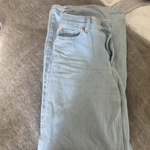 Mid-waist jeans - Säljer mina jeans från junkyard som är medelhöga i midjan och är ganska stora för att vara en 24. Skulle kunna säga att den passar en person som bör Xs-S. Kan skicka fler bilder me de på om man vill. 