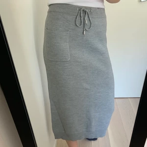 Grå kjol Carin Wester - Grå stickad kjol från Carin Wester som köptes på Ålhens förra sommaren! Aldrig använd, perfekta mjukiskjolen till sommaren!