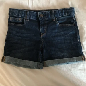 Jeansshorts  - Snygga jeansshorts i blå färg. Storlek 10 år. 