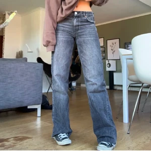 Gråa Zara jeans - (Den sista bilden är min egen!) Toppskick!! Passar dig som är lång🤩 Jag är 180 o de går ner precis till marken. Jeansen är midrise💖 Högsta bud: 610. (KOLLA IN MIN PROFIL FÖR MER, säljer Acne tisha och Lågmidjade jeans osv)