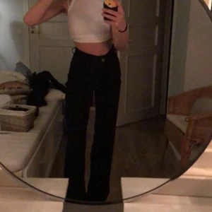 Zara jeans  - Säljer dessa zara jeans (står vad de heter på sista bilden) de har bra passform och går över skorna på mig som är 168cm lång. Köpte för 400