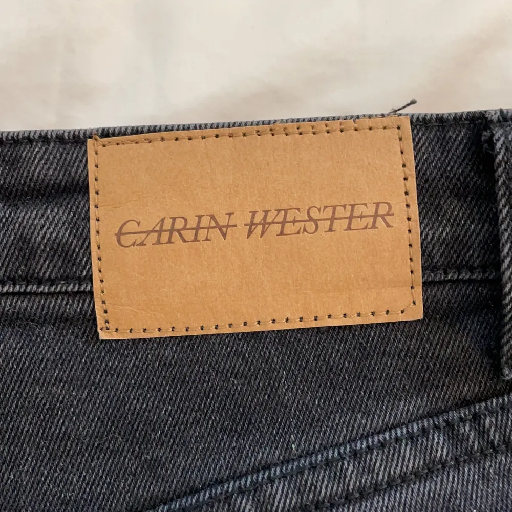 Gråsvarta jeans från Carin Wester. Supersköna!! Aldrig använda då dem är lite långa för mig. Fraktkostnad tillkommer! . Jeans & Byxor.