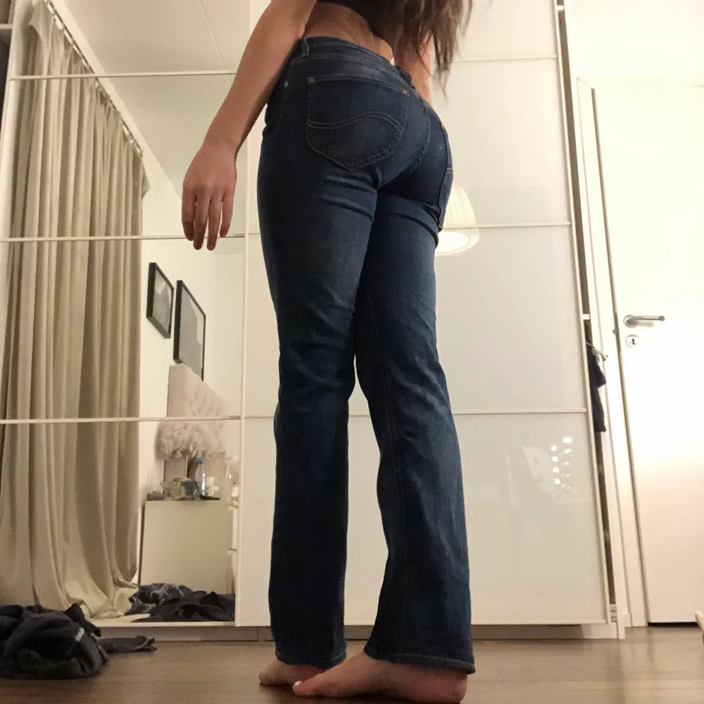 Säljer nu dessa sååå fina lågmidjade lee-jeans då jag har många jeans och behöver få bort några! Modellen heter Marion Straight, storlek w27 L31. Jag är vanligtvis en s-m . Frakten ingår inte i priset. Budaaa!!! ❤️❤️❤️. Jeans & Byxor.