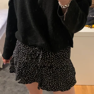 Kjol - Så gullig kjol köpt från zara (finns inte kvar i butik!) Under kjolen är inbyggda mini shorts! Storlek S!