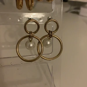 Öronhängen  - Helt oanvända öronhängen, mycket bra skick!