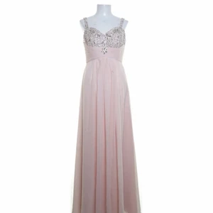 Klänning/balklänning  - Säljer min fantastiska balklänning som tyvärr hunnit blivit för liten den är ej använd och påsen med extra pärlor sitter kvar på klänningen, klänningen är gammaldags rosa med extremt fina detaljer. Den är storlek M passar en M och nedåt. Kan tänka mig gå ned i pris vid snabb affär finns i Sthlm eller kan skickad mot frakt kostnad 🌸