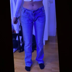 Lee jeans - Fina blåa lowwaisted jeans. Säljer pågrund av att de inte är min stil.