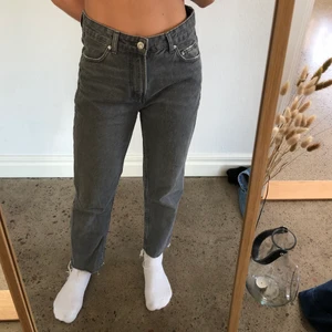 Momjeans  - Grå momjeans från Bershka. Storlek 36. Avklippta nedtill. Jag är 164cm lång. Obs! Osäker på fraktkostnaden.