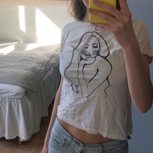 Vit tshirt med aniskte  - Så fin tröja från UF-företag. 