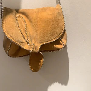 Zara väska - Säljer denna as balla mockaväska från Zara!!! Går att ha med både kort och långt band❤️ billigt pris då den har blivit missfärgad (se sista bild), det är dock inget som syns när man har den eftersom det är på insidan!