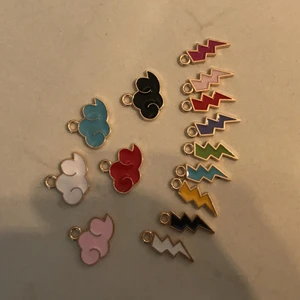 Örhängen - Nu finns dessa blixtar och moln i nya och fler färger. Finns i alla som visas på bilden🥰 Går att köpa ett kit med 2 par örhängen som matchar i färg🥰 priset på kitet är 55kr inklusive frakt, ett par örhängen kostar 30kr inklusive frakt🥰 skriv till mig om du är intresserad av att köpa eller för fler bilder. Snart går det även att köpa halsband🥰
