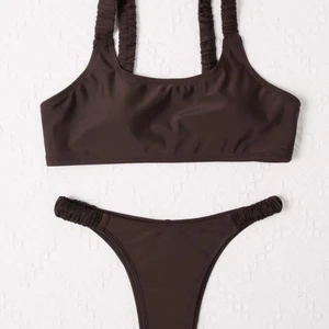 Brun bikini i strlk.M - Säljer denna bruna bikinin då jag tydligen råkat beställa 2 stycken! den bruna färgen är skitsnygg den är aldrig använd!! Skulle även påstå att den passar en större S! Men den passar mig också som brukar ha M i bikinis💕 