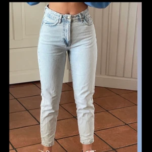Ljusblåa high waisted jeans  - Säljer dessa jätte fina ljusblåa byxor från Gina Tricot, då de tyvärr inte kommer till användning. De sitter precis vid naveln och är inte för tighta. Plagget är i bra skick. Jag är 168cm lång! 