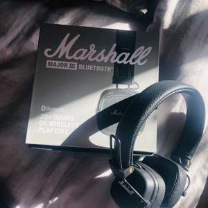 Säljer ett par Marshall major 3 hörlurar som inte kommer till användning. Går att koppla via bluetooth eller använda medföljande sladd. 