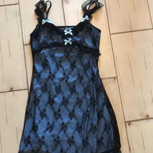 klänninh - Så fin klänning! Den är i XS men lite för liten för mig som är S! Aldrig använd så nyskick💙 Andra bilden är lånad