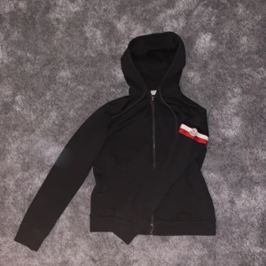 Moncler ziphoodie - Mörkgrön moncler ziphoodie med märket på ärmen. Retail-5000kr. Storlek XL men passar L/ en lite större M. Köpt från Highendmarkets.     