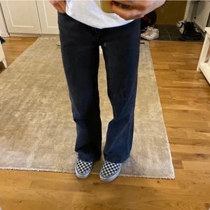 Raka jeans  - POSTADE PÅ NYTT* Säljer mina svarta, raka jeans från Cubus i storlek XS då de tyvärr inte kommer till användning längre. De har inga defekter och jag på bilden är 160cm💓