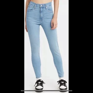 Levi’s  - Hög passform som framhäver midjan. Snygga supertighta ben, typ som håller in och inte töjs ut så att du inte behöver oroa dig. 