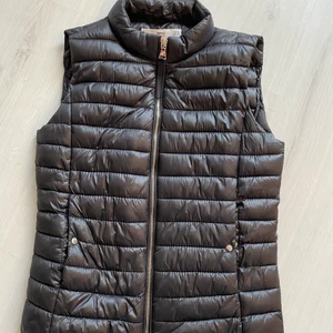 Väst  - Väst från mango i storlek XS, den är i bra skick! Använd endast fåtal gånger 