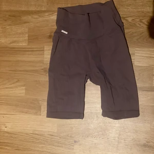 AIMN cykelbyxor  - Cykelbyxor från Aimn. Med 💜 färg. Använd ett par fåtal gånger och som nya (Pris kan diskuteras)