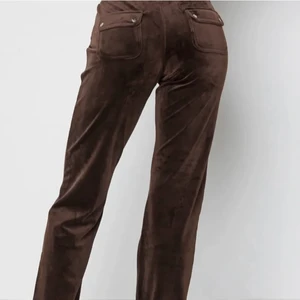 Intressekoll - INTRESSEKOLL på mina bruna juicy byxor som är slutsålda. Stl M. Använt sparsamt då dem är förstora för mig! Säljer vid bra bud😇🤍MÅNGA SOM SKRIVER SÅ BLI INTE SURA OM JAG INTE SVARAR DIREKT! SÄLJER DIREKT FÖR 900🥰