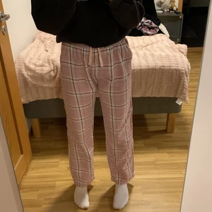 Pyjamasbyxor  - Ett par rosa rutiga pyjamasbyxor i flanel tyg. Med resår och knytband i midjan.Använda en kort period. Okej skick. Inga fläckar eller hål. Köpta på lindex för 200kr. I storlek 158/164. Säljer pågrund av för korta för mig.50kr + frakt. Betala med Swish.