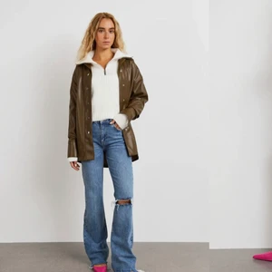 Full length flare jeans Gina Tricot - Blåa jeans från Gina Tricot med hål på ena knät. Skriv vid prisförslag eller frågor!