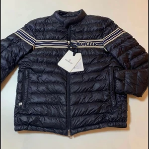 Moncler renald jacka  - Original priset ligger på runt 8000-9000kr  Säljer för: 5000kr  Jackan är äkta såklart (tagg och bevis kan man se på bilderna) storlek: L 