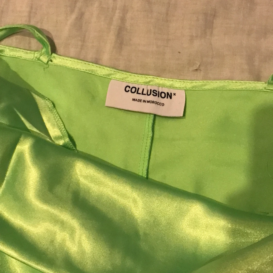 Neongrön satinklänning - 91