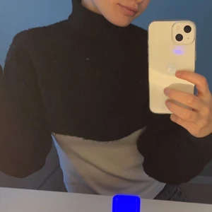 Croppad tröja  - Såå fin svart croppad tröja som är använd fåtal gånger💕