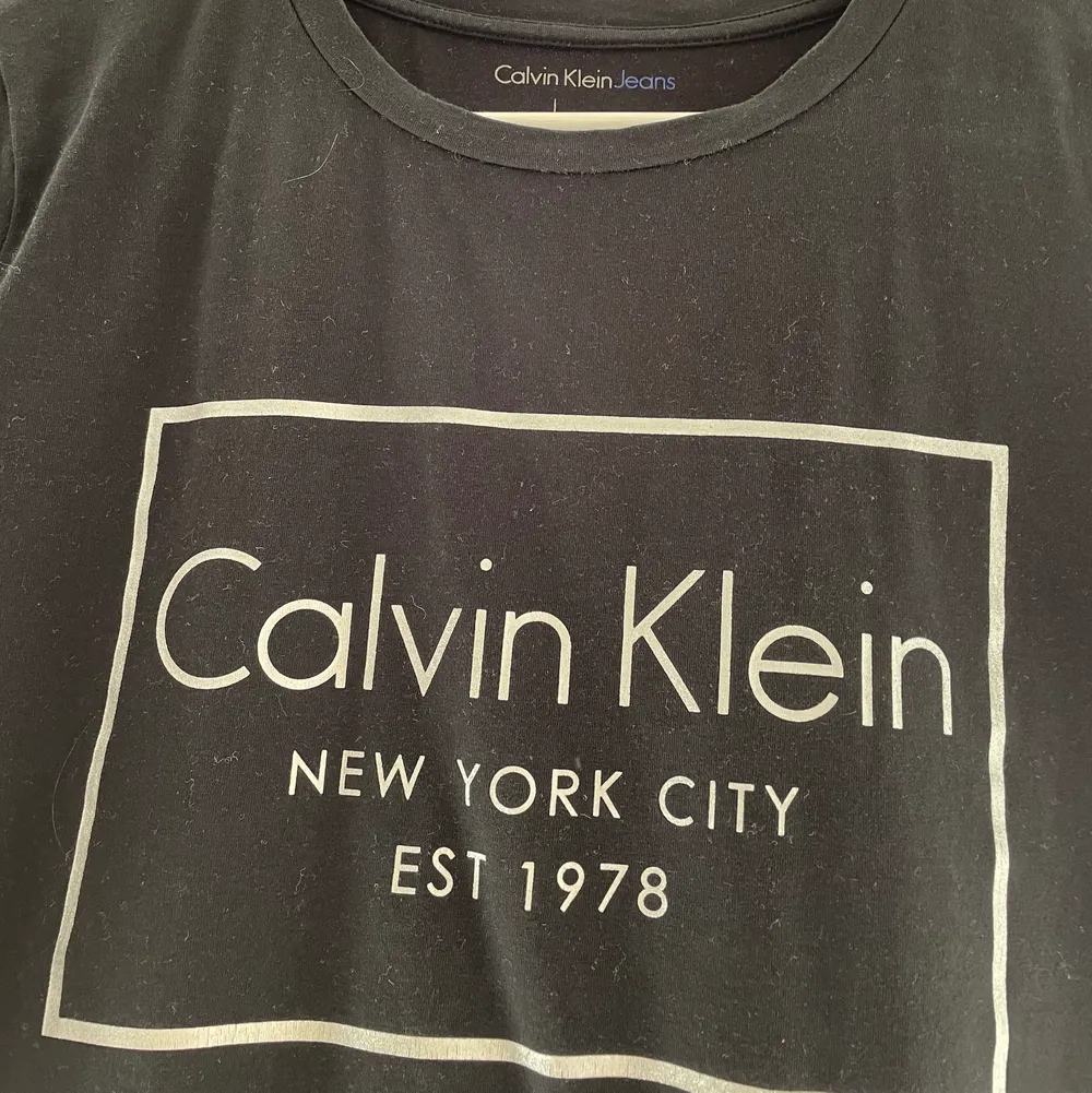 Svart T-shirt från Calvin Klein. Jätteskönt och stretchigt material som sitter så bra på. Så skön att ha under tex en stickad tröja! Köptes i New York för flera år sen men är knappt använd. . T-shirts.