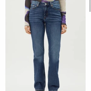 twig jeans - Säljer mina Twig jeans från Weekday. Nypris är 500. Använda ca 5-7 gånger.