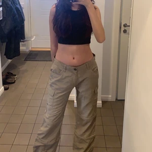 beige cargos från OCK  - cargos från märket OCK i storlek 38! lite för stora i midjan på mig som använder 34-36, men funkar fortfarande🙏🏼 