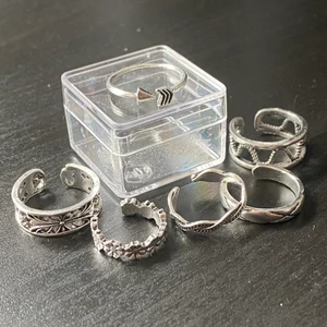Ringar - Olika ringar som är justerbara. Köp alla för 50 kr eller 10 kr styck. Frakt är 13 kr! För fler bilder eller frågor kontakta mig 😊