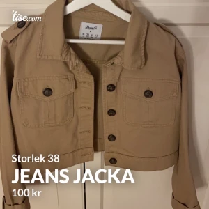 Jeans jacka  - Jackan är från london och säljes pågrund av att den är för liten 