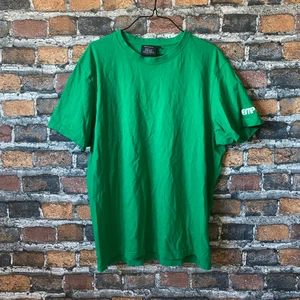 Grön t-shirt - En basic grön tröja. Passar snyggt oversized om man har storlek S-M. I fint skick. För fler bilder eller mått kontakta mig :) frakten är spårbar med PostNord 📦