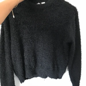 Tröja - Så skön och fluffig tröja från HM. Storlek XS men då den är så otroligt stretchig hade den även passat större (S/M). Frakt betalas av köparen :)