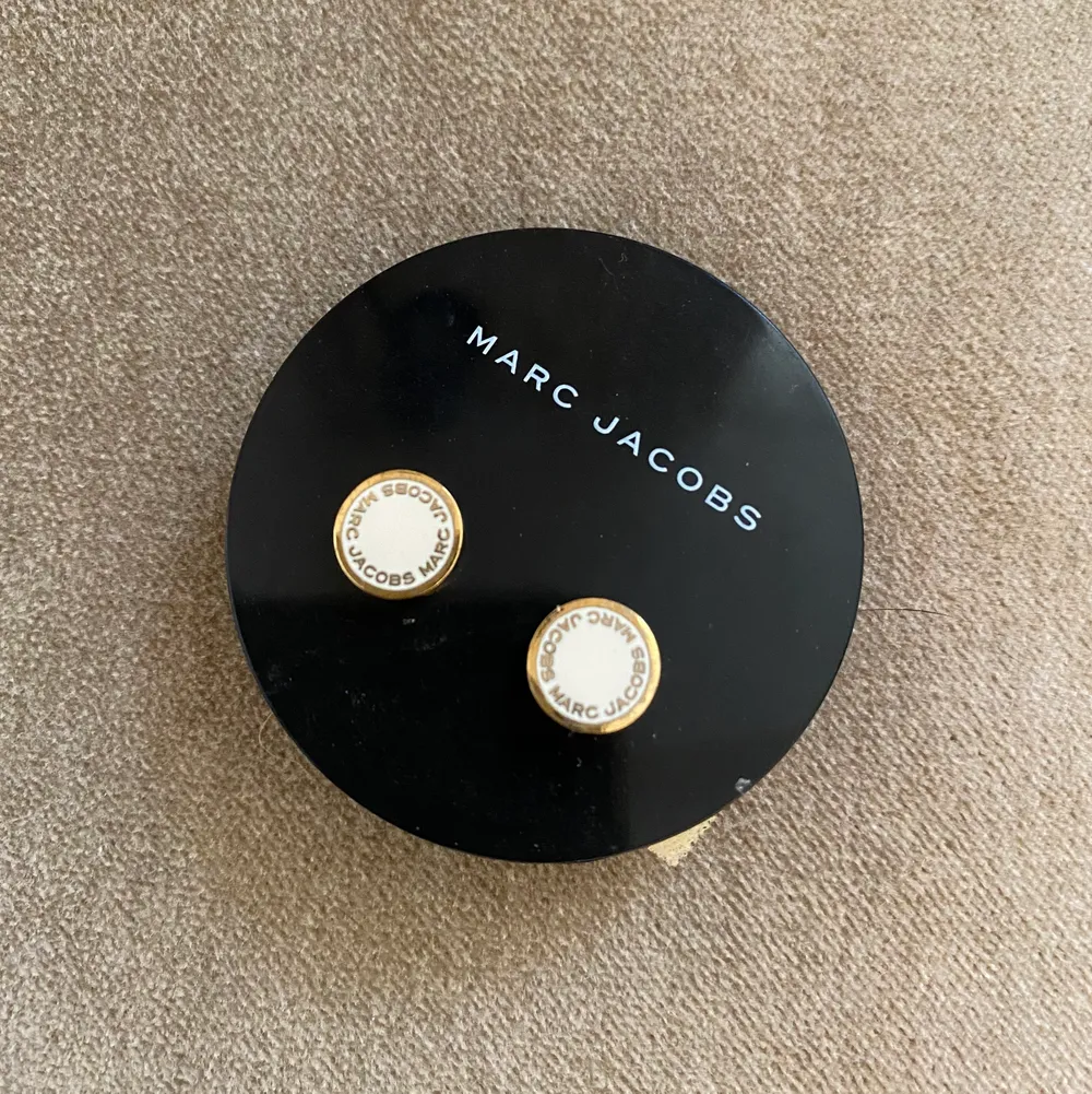 Säljer dessa otroligt fina örhängen från Marc Jacobs! Aldrig använda endast testade, nypris 799kr 💕 exklusive frakt. Övrigt.