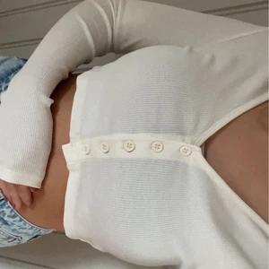 Vit  kofta/topp  - Säljer denna sjukt fina kroppade koftan/topp pågrund av att den börjar tyvär bli för liten och har inte kommit till användning på ett tag. Den är ganska lång i armarna och LITE see through men inget som jag har tänkt på när jag har använt den. Har bara använt den 2 gånger och den är i bra skick.🤍