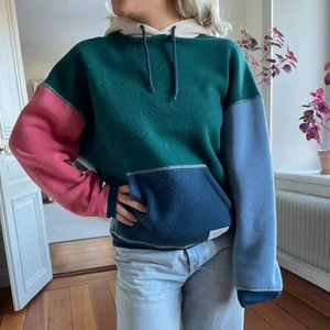 Urban outfitters hoodie - Jätteball hoodie från Urban outfitters.  Står xs men är oversized så jag skulle säga att den passar upp till M.