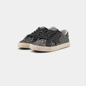 Le temps des cerises  - (Köparen drog sig ur, lägger ut på nytt)  Säljer mina glittriga le temps des cerises, storlek 40. Jätte fint skick 🤍 vid fler intresserade blir de budgivning 🥰